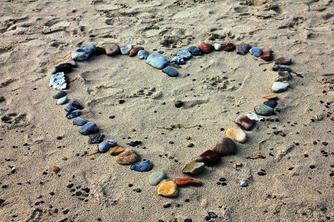 Mural Corazón de Piedras en la Playa