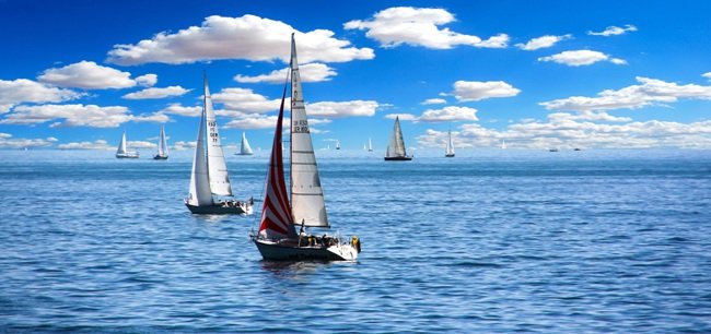 Mural de Barcos de Vela en el Mar