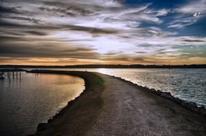 Mural de Rompeolas en el Atardecer