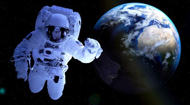 Mural Astronauta en el Espacio sobre La Tierra